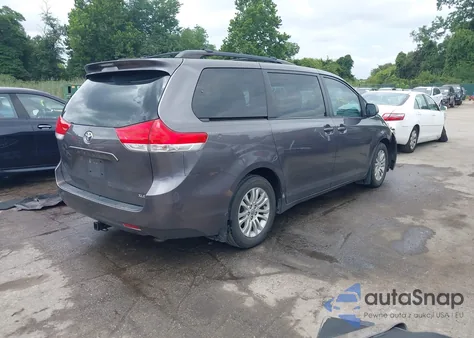 2013 Toyota Sienna Xle V6 8 Passenger z USA, uszkodzony, nr VIN 5TDYK3DC9DS360549